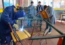 Docentes de escuelas técnicas anunciaron una huelga en todo el país