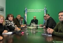 El gobierno mejoró la propuesta a los estatales y anunció que liquidará los haberes de julio con aumento del 3 por ciento